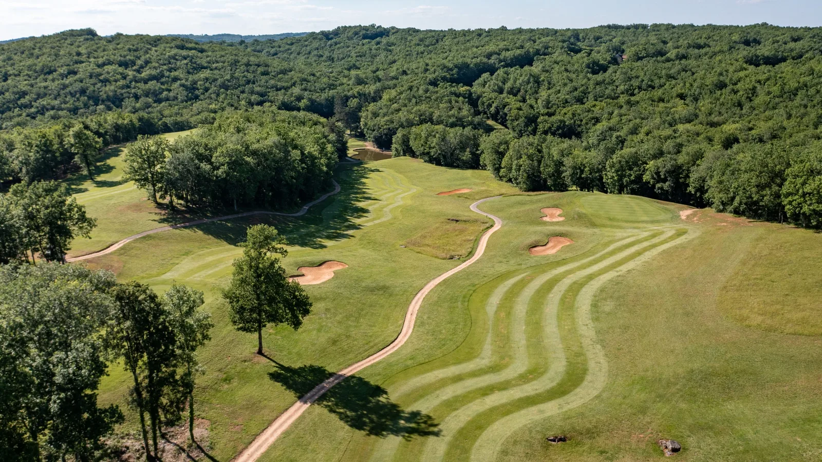 Vue aérienne du parcours de Souillac et de ses fairways boisés.