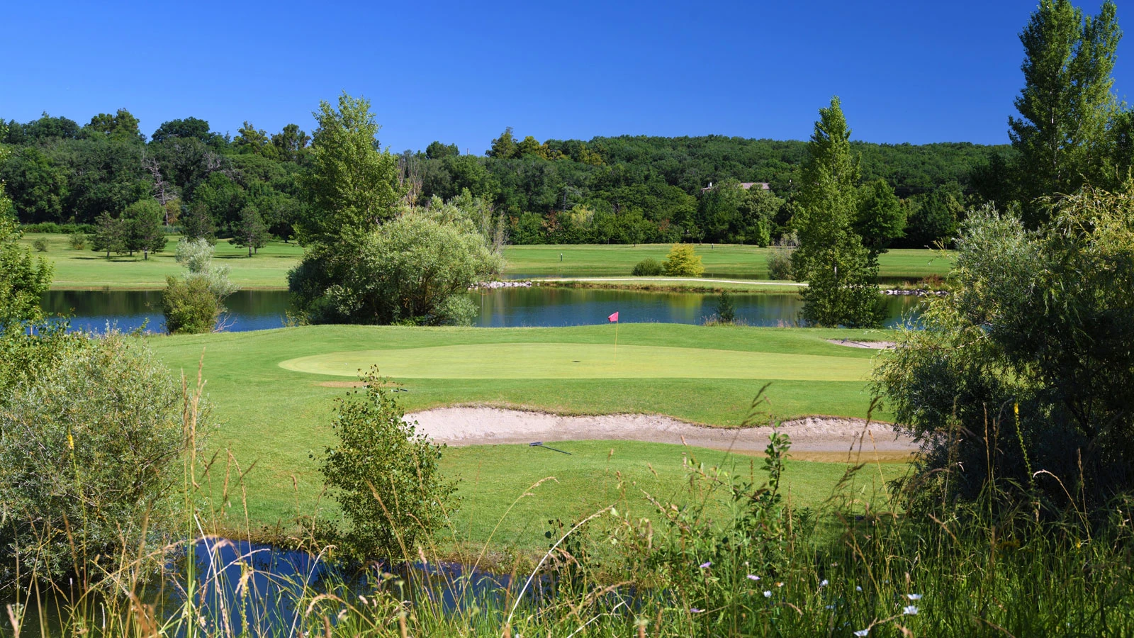 Green, bunker et plan d’eau du Golf de Toulouse Téoula.